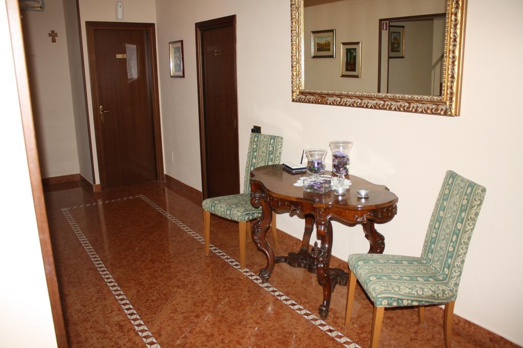 Albergo Ristorante Punta Dell'Est Clusane Ngoại thất bức ảnh